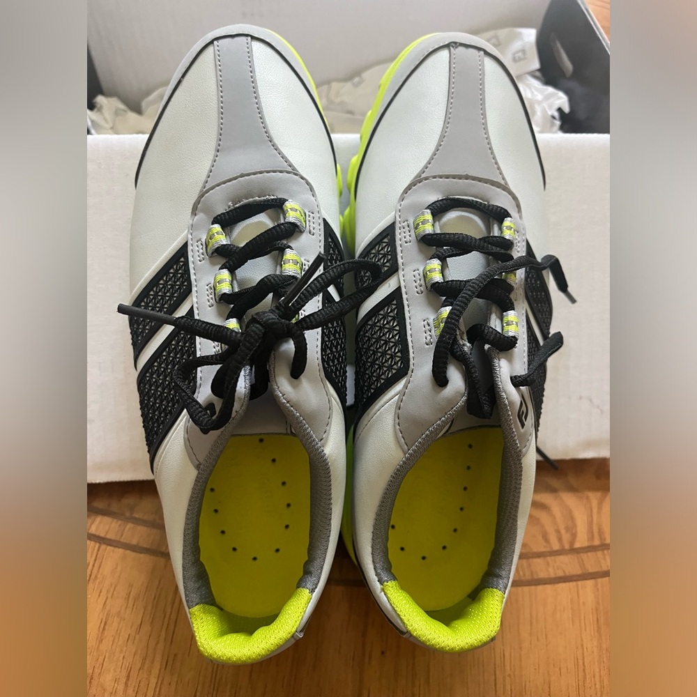Foot Joy- Junior- Size 6 medium